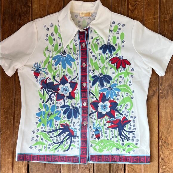 Vintage women’s 1970s polyester, Polynesian Floral Graphic Short Sleeve Shirt - Picture 1 of 7